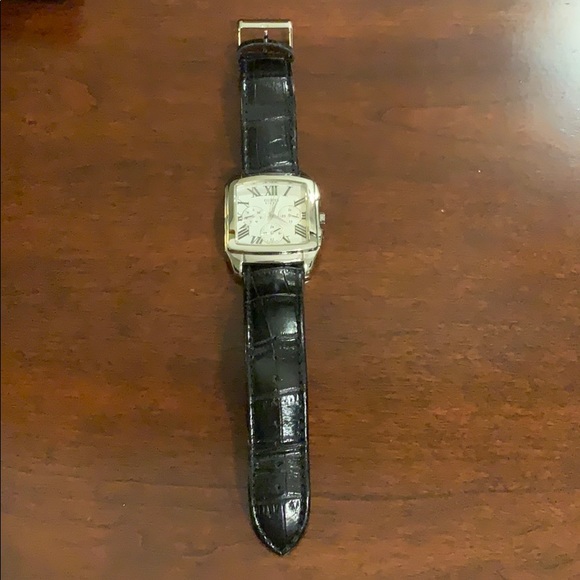Men’s Guess Watch (needs batteries) - Picture 2 of 7